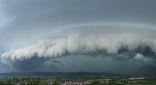 Toată ţara intră din această după-amiază sub alertă de vreme severă. Ploi torențiale, grindină, vijelii și ninsori la munte, până joi seară