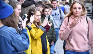 Rishi Sunak vrea să interzică tinerilor britanici să mai fumeze. Proiectul se loveşte de opoziţia foştilor premieri: "O nebunie"