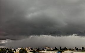 16 judeţe şi Bucureşti, sub avertizare cod galben de vreme severă. Ploi, grindină, vijelii şi ninsori la munte, până joi seară