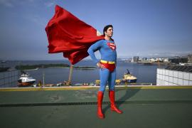 Superman trăieşte în Brazilia. Un avocat brazilian vizitează spitale şi şcoli pentru a transmite un mesaj de speranţă
