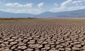 De ce s-a furat apa lacului din "orăşelul magic", unde turiştii veneau cu miile de Ziua mexicană a Morţilor. Acum, e aproape secat