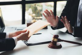 Un individ a cerut mită 23.000 euro de la persoană cercetată după ce a convins-o că are influență la DIICOT și îi poate obține clasarea dosarului