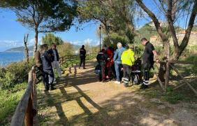 Un român dezamăgit în amor s-a legat cu frânghia în jurul unui copac, pe marginea unor stânci din Italia. L-au salvat poliţia şi Garda de coastă