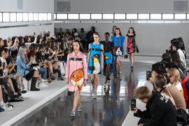 Louis Vuitton, prezentare de modă la Shanghai. Show-ul "Voyager" a pus în scenă ţinute asimetrice şi veste boxy