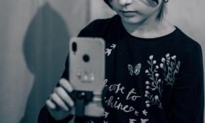 Calvarul unei fetiţe de 12 ani, obligată de 4 ani de un tânăr din Iaşi să-i trimită imagini indecente, pe care le posta online