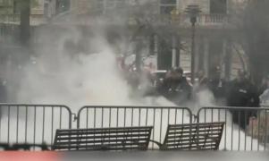 Tânăr mort, după ce şi-a dat foc în faţa tribunalului unde se judecă procesul lui Trump. La câțiva metri, un reporter CNN transmitea în direct