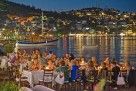 Scumpiri majore într-o ţară unde extrem de mulţi români vin în vacanţă. Cât a ajuns să coste o masă în oraş: "Ne jecmănesc!"