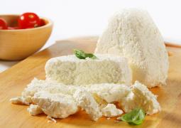 N-au luat cash, au luat caş. Pedeapsa primită de doi poliţişti din Iaşi care au luat şpagă 5 kilograme de brânză. Dosarul, pe masa DNA