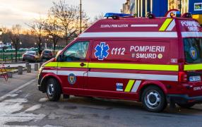 Un adolescent de 17 ani a murit, după ce i s-a făcut rău într-un microbuz din Paşcani. Ar fi consumat mai multe energizante