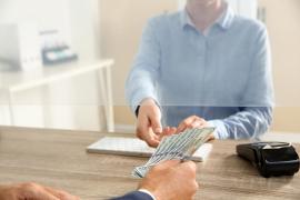 Angajatul unei bănci a furat peste 137.000 de euro din contul unui client, cu ajutor de la un coleg. Ambii sunt cercetaţi