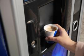 O tânără, la un pas de moarte după ce a băut o cafea la un automat din aeroportul din Mallorca