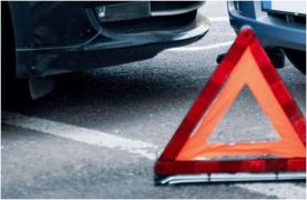 Tânăr de 26 de ani, haos pe o șosea din Timiș. S-a urcat la volan băut și fără carnet, a rănit două femei, apoi a fugit de la locul accidentului