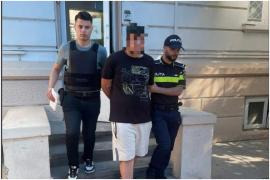 Un tânăr de 19 ani fără permis s-a urcat băut la volanul unei mașini furate. A făcut prăpăd şi s-a înfipt în gardul unei case din Costineşti