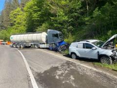 Accident grav în Covasna, pe DN10. Trei şoferi au ajuns la spital, după ce un tânăr de 19 ani a intrat cu maşina pe contrasens