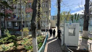 Elev de 16 ani, atacat cu un briceag în curtea liceului Iuliu Maniu din Bucureşti de patru adolescenţi de la o altă şcoală. Copilul a fost transportat la spital