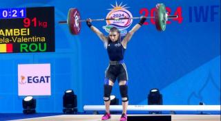 Mihaela Cambei, în timpul Cupei Mondiale de Haltere din Thailanda