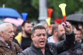 "Daţi-ne ce aţi semnat şi ni se cuvine!" Sindicaliştii de la metrou protestează la sediul Guvernului