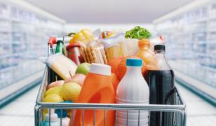 Românii sunt tot mai atenţi la modul în care îşi cheltuie banii. Marile magazine, nevoite să-şi schimbe strategia: acelaşi produs, preţuri diferite