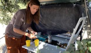 Pe insula unde petrec miliardarii, localnicii s-au mutat în maşini sau corturi. Mulţi nu-şi mai permit să plătească chiriile exorbitante