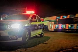 Un gorjean care a crezut că filmează hoţi de lemne s-a trezit bătut de cei doi, angajaţi de Primărie să mute stiva. Furioşi că sunt înregistraţi, i-au spart şi telefonul