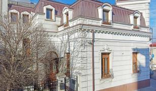 Cu cât se vinde o vilă istorică în stil neoclasic, cu 10 camere, din Bucureşti. A fost construită în perioada interbelică