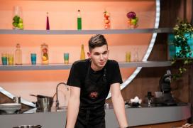 Jurații Chefi la cuțite se bat pentru ultimele amulete ale acestui sezon. Un concurent de 17 ani vrea să intre în competiție cu un desert: "Fac prăjituri de la 7 ani"