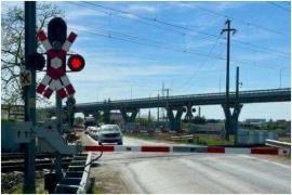 O şoferiţă din Arad a rămas blocată între bariere în timp ce traversa calea ferată. Cum a reuşit să evite impactul cu trenul