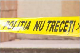 O mamă din Bihor şi-a înjunghiat mortal fiul, apoi a sunat la 112 să anunţe că s-a sinucis. Poliţiştii s-au prins rapid de minciună