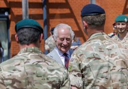 Regele Charles, pus pe glume în timpul unei vizite: "Mi s-a permis să ies din cuşcă". Monarhul a mers să vadă studenţii de la un colegiu de pregătire militară