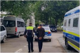 Un copil de 10 ani a salvat-o pe sora lui mai mare din mâinile tatălui. A sunat la 112 după ce a reuşit să se ascundă în pod cu mama lui