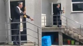 "Îţi poruncesc în numele lui Iisus, pune-te jos, la pământ". Scene halucinante în curtea unei biserici din Maramureş, unde un preot umileşte un bărbat