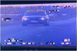 Un tânăr de 19 ani a fost prins gonind cu 205 km km/h pe o şosea din Mehedinţi. Depăşise viteza cu 135 km/h