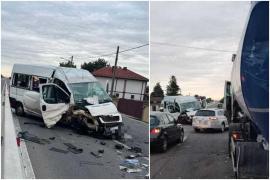 Accident grav soldat cu doi răniţi, în Dolj. Şoferul unui microbuz s-a izbit cu putere de o cisternă parcată pe prima bandă