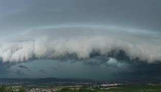 18 judeţe, sub avertizare meteo de vreme severă până la noapte. Vijelii puternice lovesc mai multe regiuni, în următoarele ore