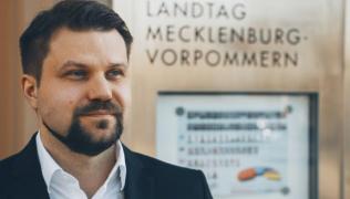 Politician german de extremă-dreapta, lovit cu o scrumieră în cap de un bărbat de stânga. Atacul, motivat politic