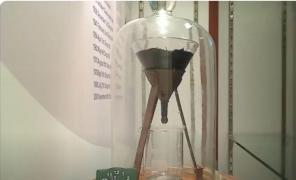 Cel mai lung experiment din lume se desfășoară de aproape 100 de ani și poate fi urmărit live!