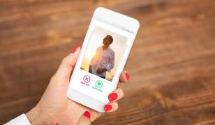 Logodnicul ei a murit în ziua nunţii, apoi a aflat că ducea o viaţă secretă. Povestea unei americance care a crezut că şi-a găsit fericirea pe aplicaţiile de dating