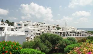 "Mykonos" de Spania impune programe de vizită în oraş. Localnicii sunt exasperaţi de turiştii care "intră în case, iau lucruri şi se caţără pe balcoane"