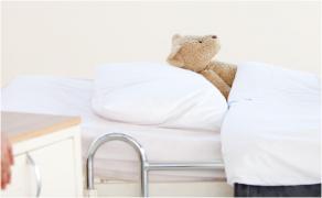 Băiețel de 10 ani, aruncat de pe o stâncă de un bărbat, pentru că încerca să-l împiedice să-i violeze sora mai mare