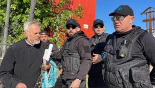 "Să stea la poartă ca un cățeluș, dacă i-au plăcut fetele". Preot caterisit din Iaşi, blocat la poarta cimitirului de jandarmi: enoriaşii l-au hulit