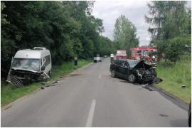 Accident cumplit între un microbuz şi o maşină, în Mureş. Două persoane, în stare critică: a fost chemat elicopterul SMURD