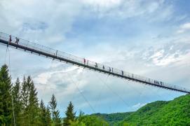 Sătucul din România în care se va ridica cel mai înalt pod din Europa. Micuţa aşezare din Bistriţa speră să atragă milioane de turişti