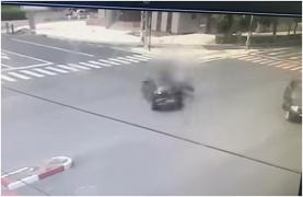 Tânăr spulberat pe motocicletă de o mașină care nu i-a acordat prioritate, în Deva. Momentul în care e aruncat în aer, surprins de camere