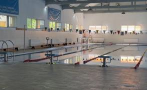 Tânăr de 31 de ani, găsit mort într-un bazin de înot din Timişoara. Ar fi făcut infarct la finalul unui antrenament