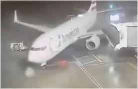 Aeronavă Boeing, smulsă de vântul puternic chiar când pasagerii se pregăteau de îmbarcare, pe aeroportul din Texas