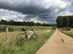 Băiat de 15 ani din Bucureşti, lovit de o şoferiţă în timp ce se plimba cu bicicleta în Sălişte, Sibiu. Tânăra l-a acroşat pe contrasens