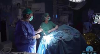 Premieră în România. Un băieţel a fost operat pe creier, în semiîntuneric, de o tumoră gigant de 10 cm. A fost folosită o substanță inovatoare