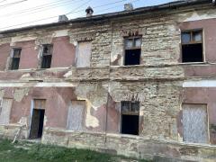 Rămăşiţe umane, descoperite în planşeul unei foste şcoli din Bistriţa-Năsăud în timpul lucrărilor de renovare