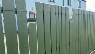 Un tânăr de 20 de ani a fost găsit crucificat pe gard, cu cuie bătute în mâini, într-o parcare Irlanda de Nord. "A fost un atac sinistru"