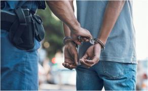 Tânăr de 18 ani, reținut după ce a înjunghiat o persoană în plină stradă, în Hunedoara. A abandonat-o apoi acolo